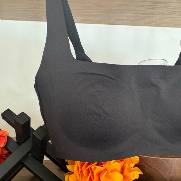 Skims Recycled Swim Molded Scoop Bikini Top in Onyx - Picture 2 of 5